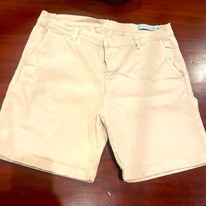 Men’s light khaki shorts excellent condition.